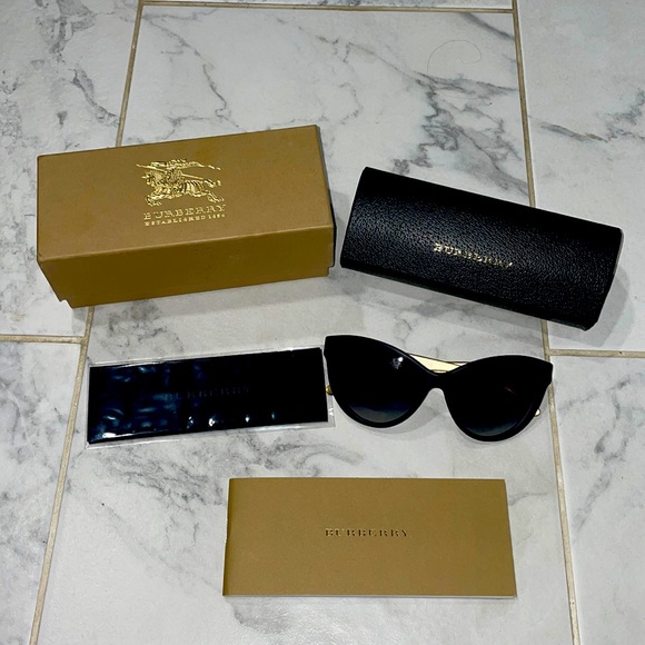 Burberry sunglasses - Picture 1 of 5